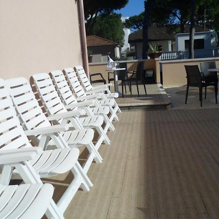 Hotel Clara Риччоне Экстерьер фото