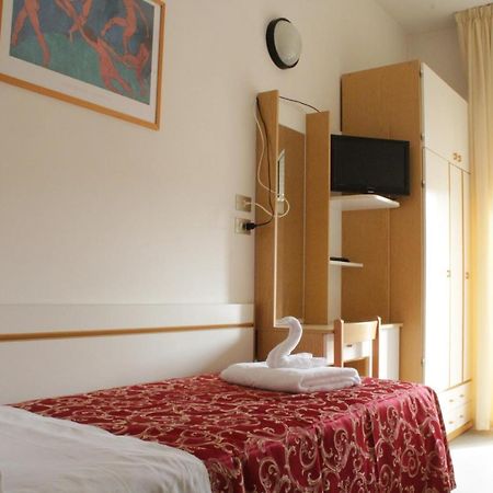 Hotel Clara Риччоне Экстерьер фото