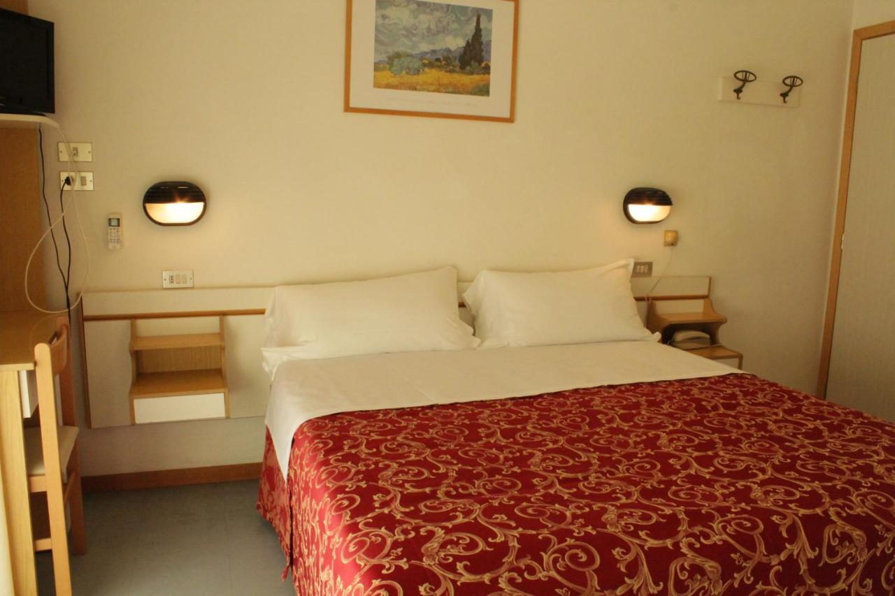 Hotel Clara Риччоне Экстерьер фото