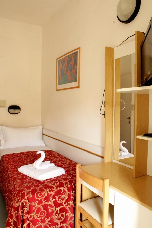 Hotel Clara Риччоне Экстерьер фото