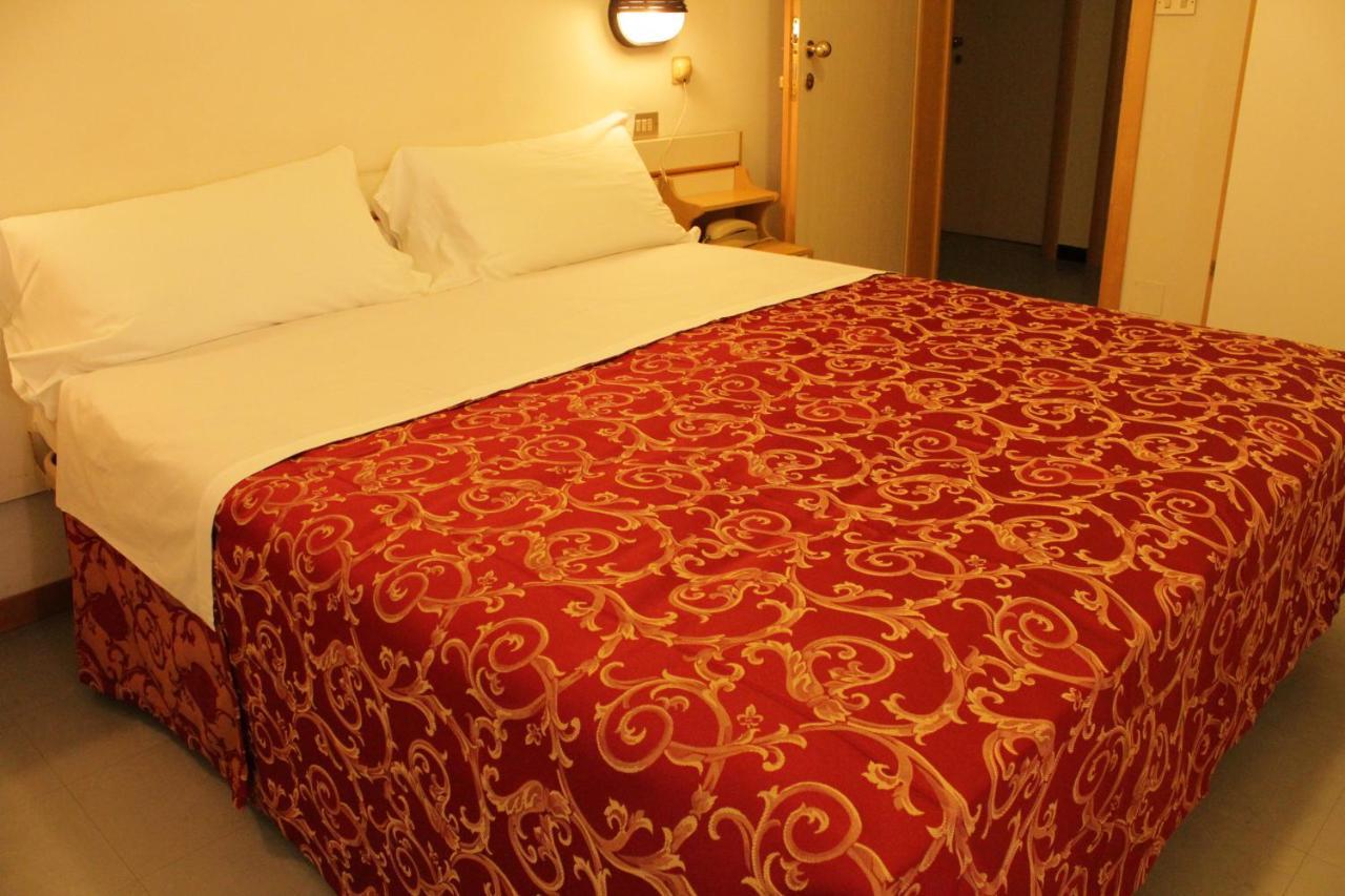 Hotel Clara Риччоне Экстерьер фото