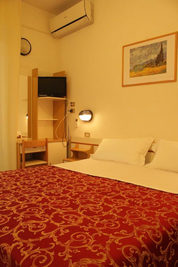Hotel Clara Риччоне Экстерьер фото
