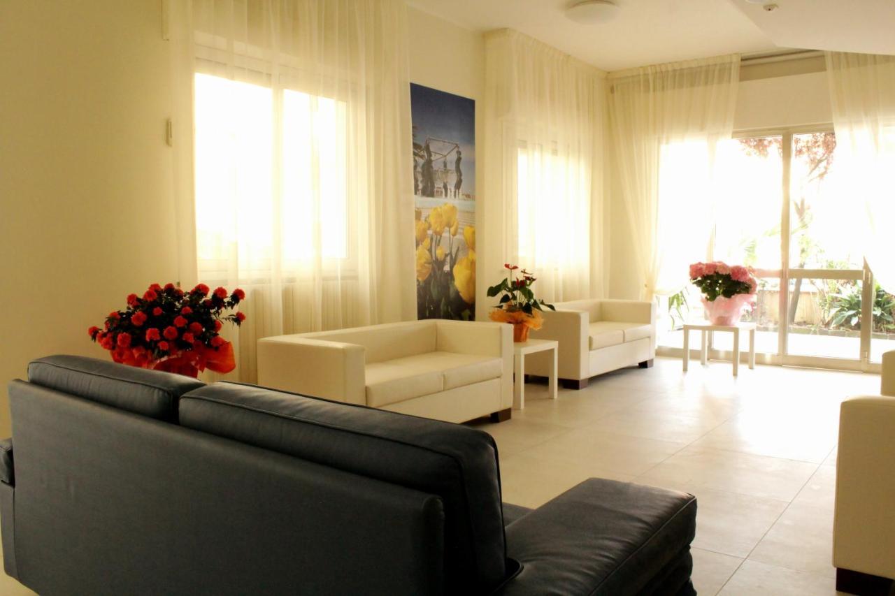 Hotel Clara Риччоне Экстерьер фото