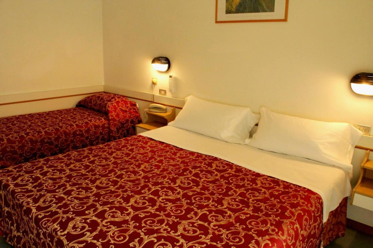 Hotel Clara Риччоне Экстерьер фото