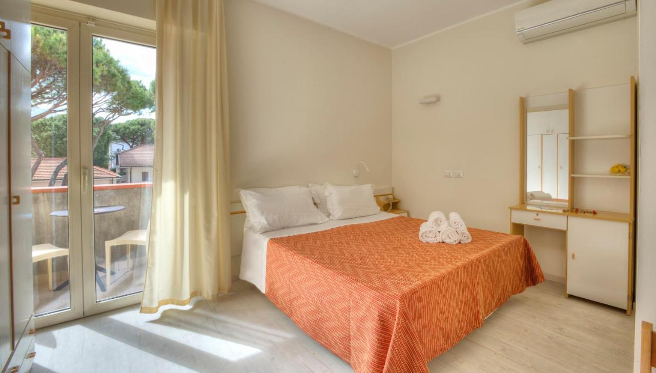 Hotel Clara Риччоне Экстерьер фото