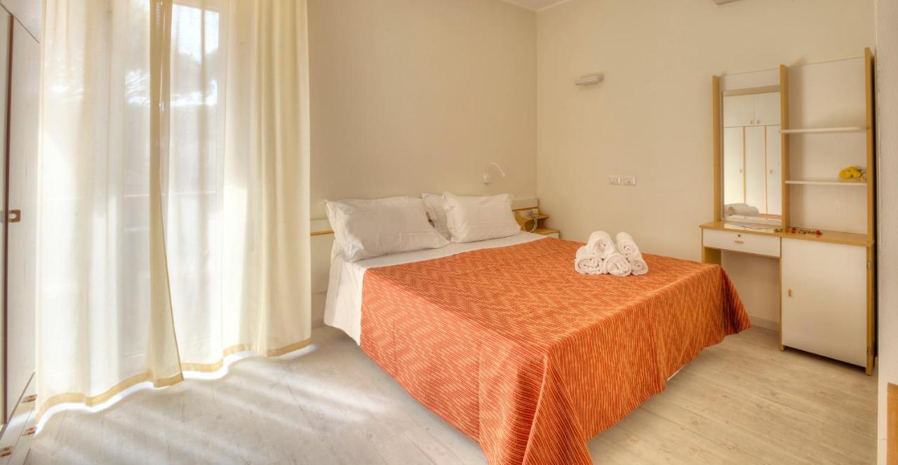 Hotel Clara Риччоне Экстерьер фото