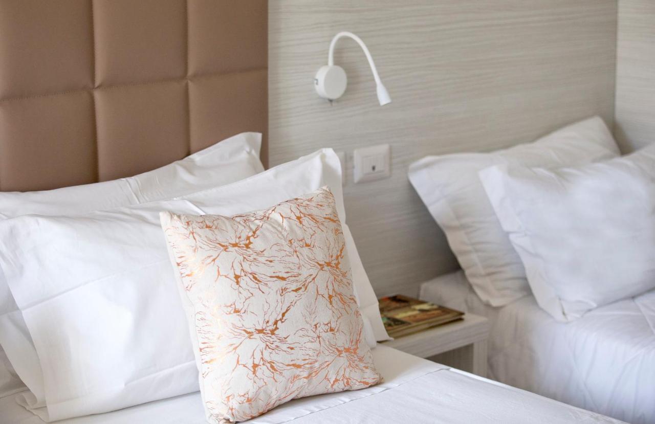 Hotel Clara Риччоне Экстерьер фото