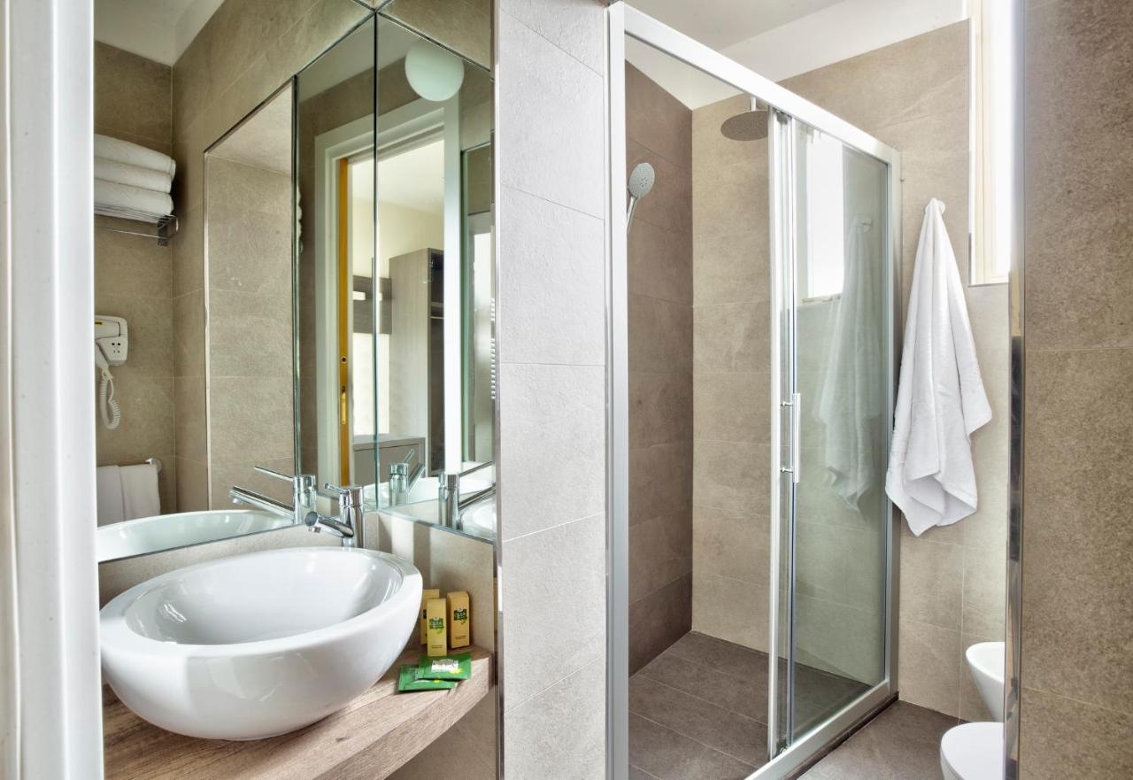 Hotel Clara Риччоне Экстерьер фото
