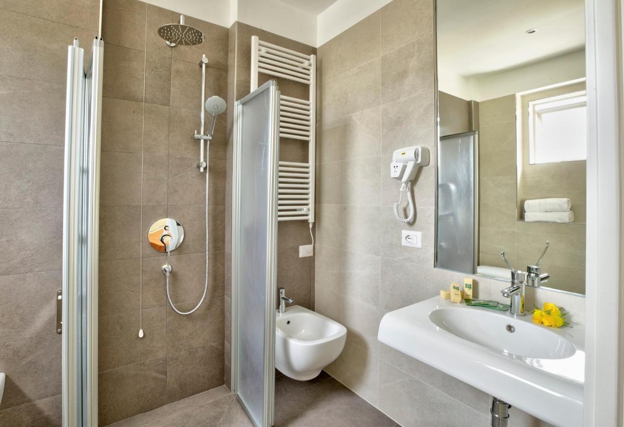 Hotel Clara Риччоне Экстерьер фото