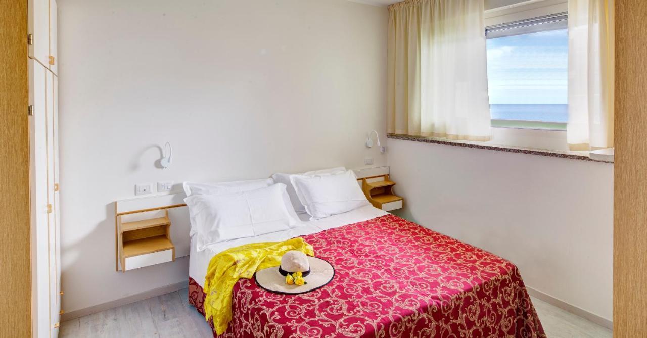 Hotel Clara Риччоне Экстерьер фото
