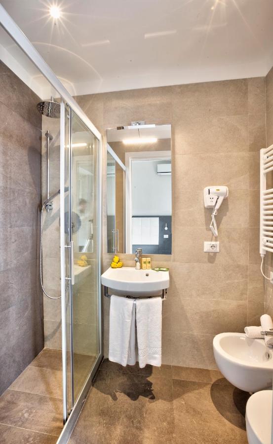 Hotel Clara Риччоне Экстерьер фото